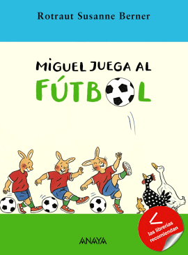Miguel juega al fútbol