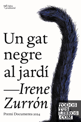Un gat negre al jardí